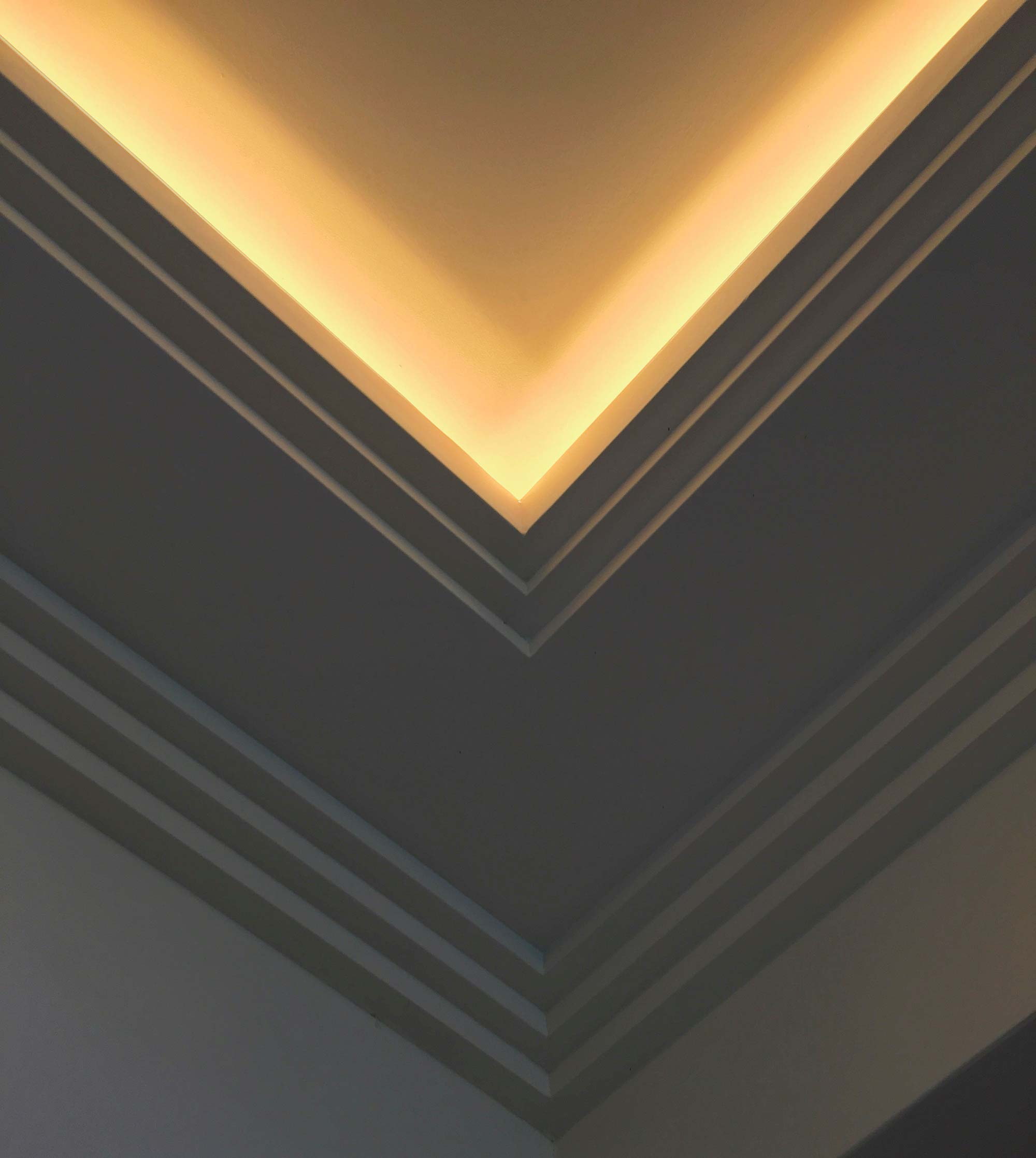 Réalisations plafond en staff contemporain dans une villa en Floride avec intégration de lumière