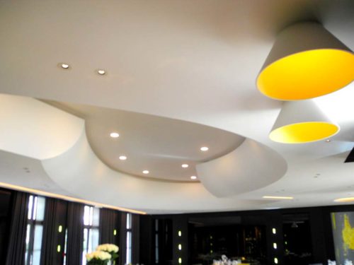 Plafond acoustic blanc réalisé par la maison Rouveure Marquez dans le restaurant La pyramide