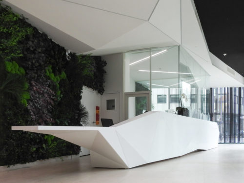Réalisation de plafond acoustic d'inspiration origami dans l'espace accueil de l'entreprise Implid par la Maison Rouveure Marquez