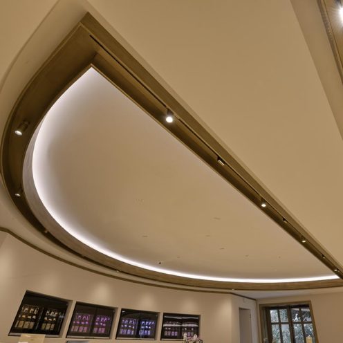 Plafond linéaire avec imitation bois par la Maison Rouveure Marquez