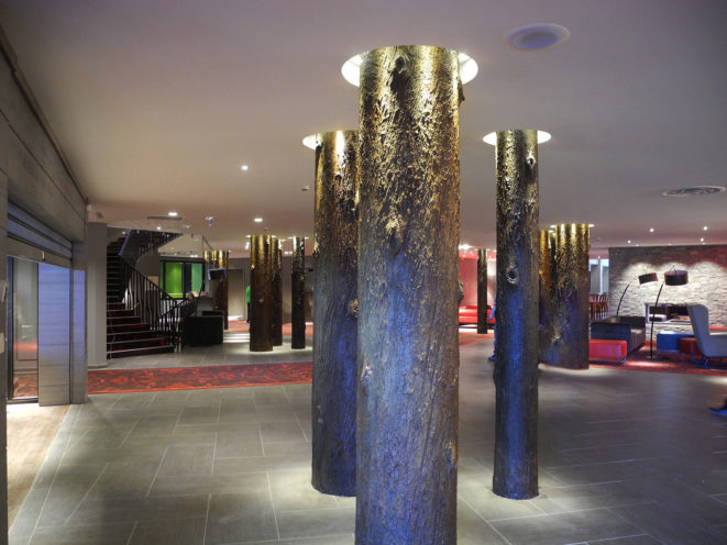 Tree trunks made of fibrous plaster for the Club Med lobby in Valmorel