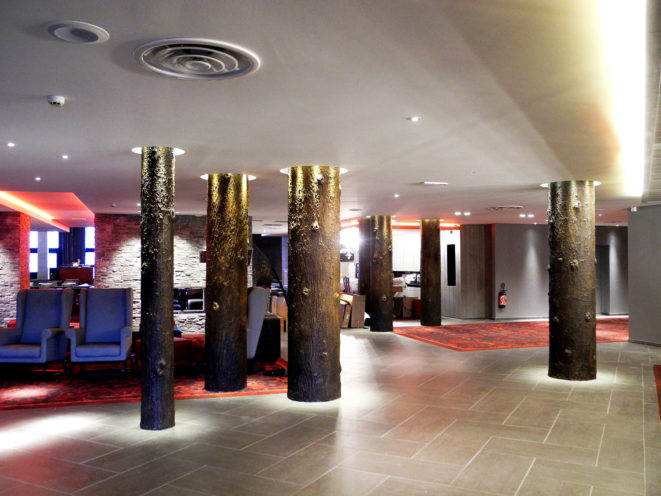 Tree trunks made of fibrous plaster for the Club Med lobby in Valmorel