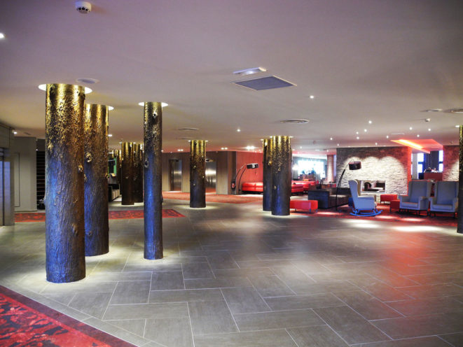 Tree trunks made of fibrous plaster for the Club Med lobby in Valmorel