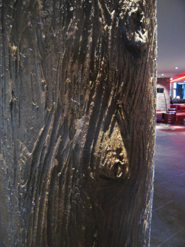 Tree trunks made of fibrous plaster for the Club Med Village in Valmorel