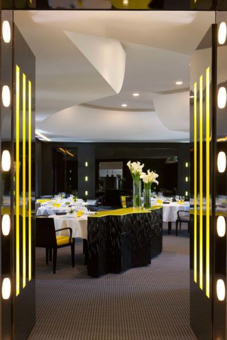 Project know-how chic ceiling fibrous plaster restaurant La Pyramide