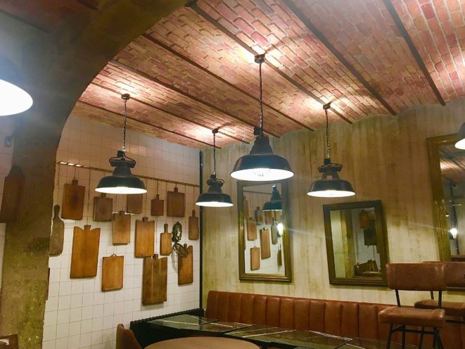 Imitation red brick ceiling for a restaurant renovation in Lyon