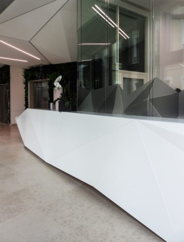 © www.hasap.fr Origami-inspired acoustic ceiling in the reception area of the Implid company by Maison Rouveure Marquez