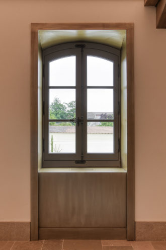 Framing of the windows made of fbrous plaster at the Caveau of the Château Guigal