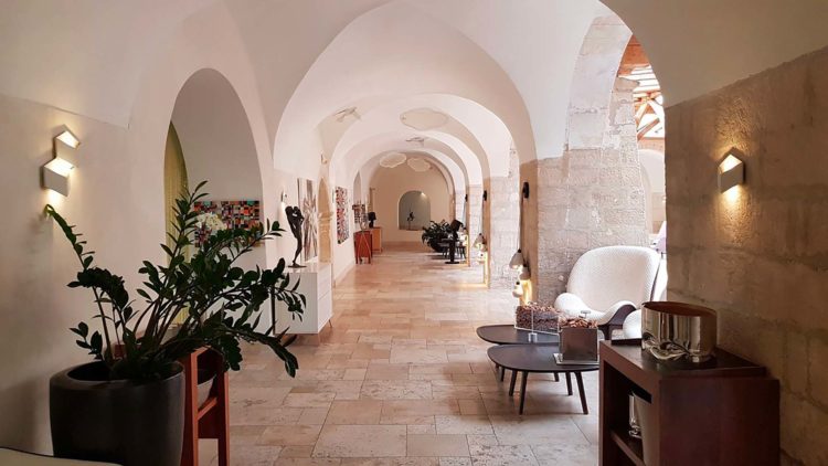 Vaulted ceiling and corbel in fibrous plaster for the renovation of the luxury hotel Couvent des Minimes in Mane