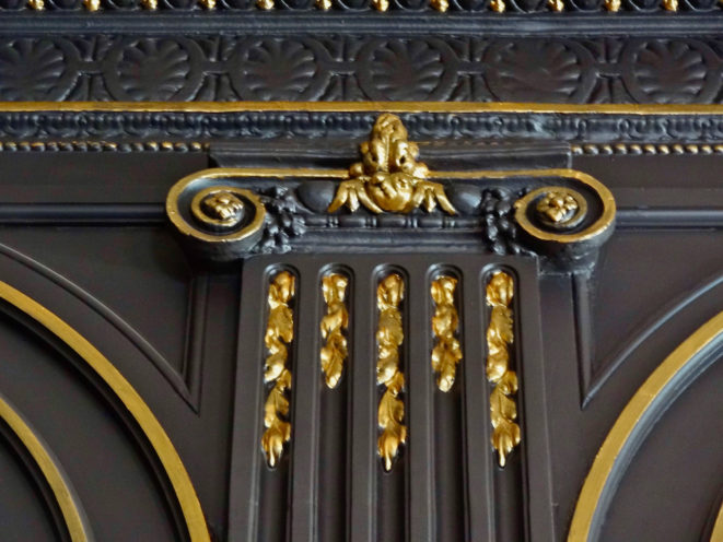 Columns with gilding for the decoration of the restaurant l'Institution in Lyon