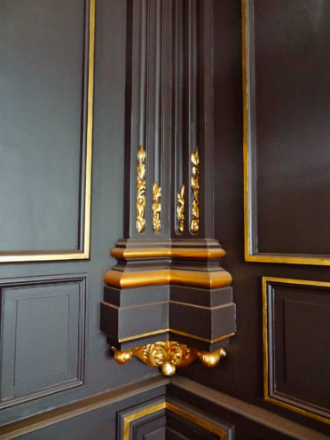 Corner columns with gilding for the decoration of the restaurant l'Institution in Lyon