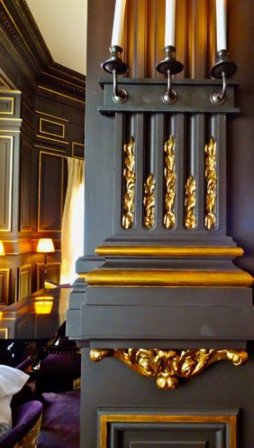 Columns foot with gilding for the decoration of the restaurant l'Institution in Lyon