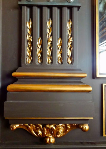 Columns with gilding for the decoration of the restaurant l'Institution in Lyon