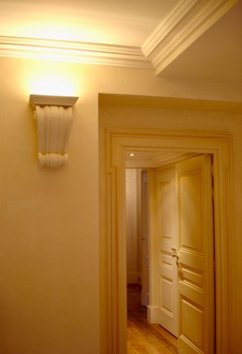 Cornices and wall lighting made of fibrous plaster for a apartment
