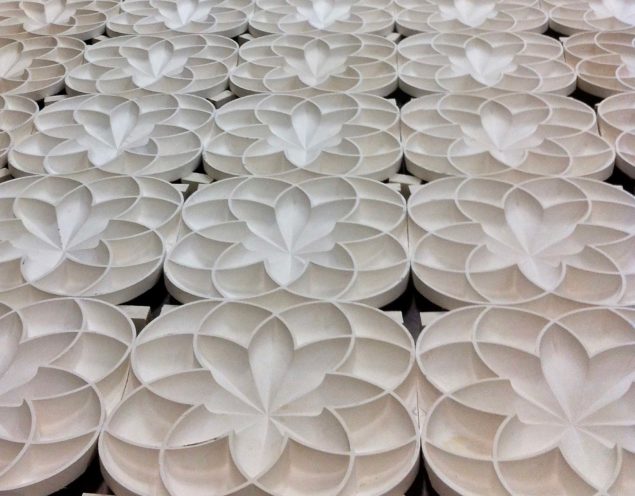 Roses made in fibrous plaster thanks to a bespoke mold