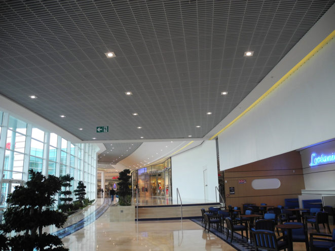 Renovation of ceilings made of fibrous plaster in the corridors of the Leclerc Côte et Mer shopping center in Guérande Renovation of ceilings made of fibrous plaster in the corridors of the Leclerc Côte et Mer shopping center in Guérande