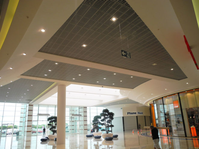 Renovation of ceilings made of fibrous plaster in the corridors of the Leclerc Côte et Mer shopping center in Guérande Renovation of ceilings made of fibrous plaster in the corridors of the Leclerc Côte et Mer shopping center in Guérande