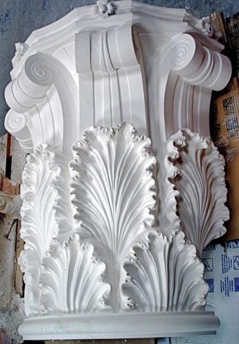 Console de colonne en staff orné de feuilles d'acanthe fabriqué par Rouveure Marquez