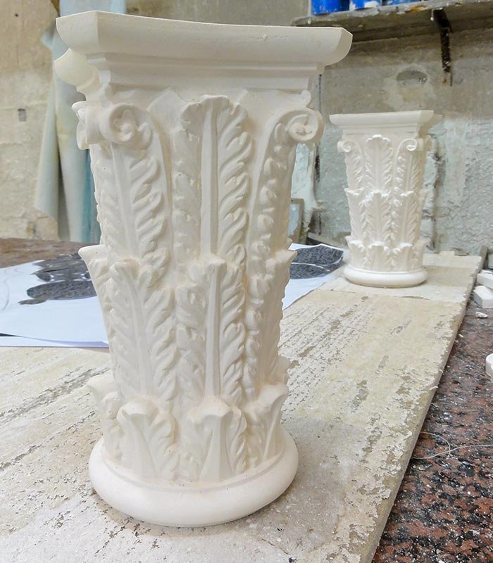 Console de colonne en staff ornés de feuilles d'acanthe fabriqué par Rouveure Marquez