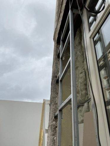 Ossature métallique pour la fixation de la façade en vieujot par Rouveure Marquez