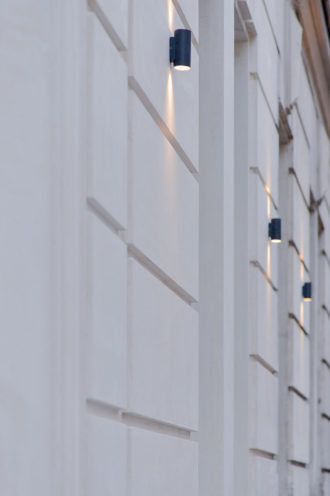 Light on the new façade in fibrous plaster vieujot for the pastry shop Iafrati