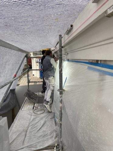 Nos staffeurs ornemnaistes en train de poser la façade sur le chantier Iafrati