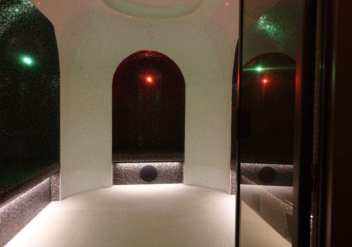 Hammam with fibrous plaster niches in the house of Gassin near Saint-Tropez