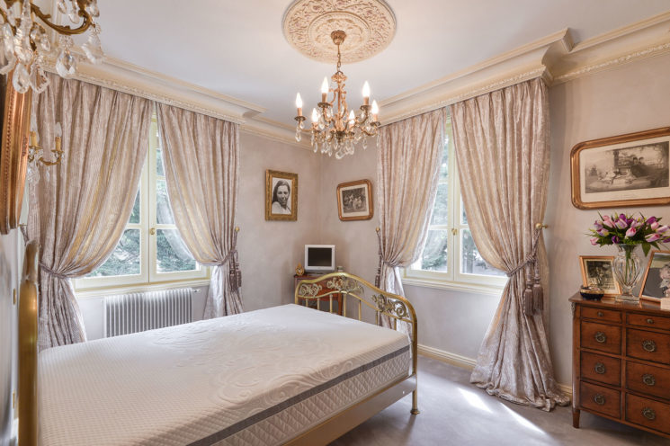 Bedroom with rose window and cornices made of fibrous plaster