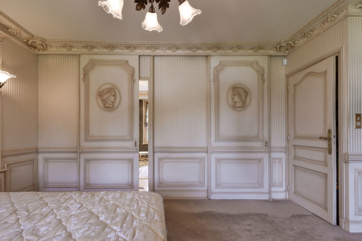 Decoraton of the master suite with sculpted figures made of fibrous plaster