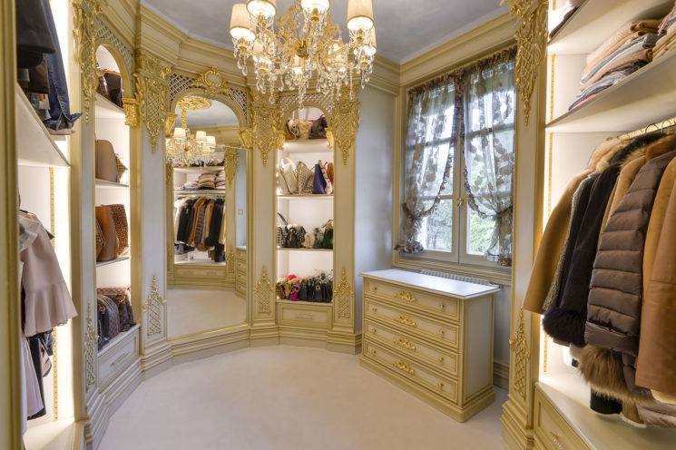 Bespoke dressing room with ornaments made of fibrous plaster