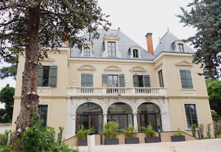 Réhabilitation du Château de la Brigandière à Ecully avec la reproduction de frontons et corbeaux en vieujot pour la façade