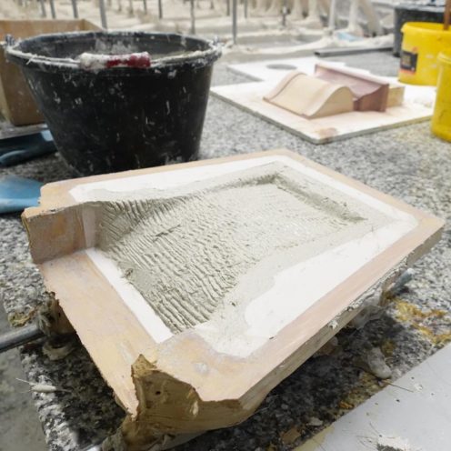 Chape de plâtre, moule en silicone blanc et reproduction en vieujot en cours de fabrication dans le ateliers de Rouveure Marquez