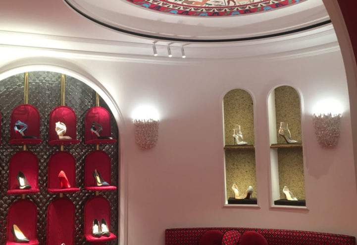 Agencement en staff de la boutique femme de luxe Louboutin à Paris