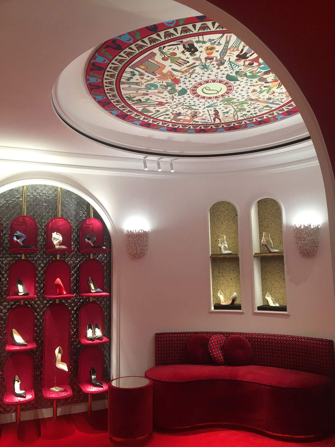 Ceiling with cornices made of fibrous plaster for the renovation of the Louboutin women's boutique in Paris
