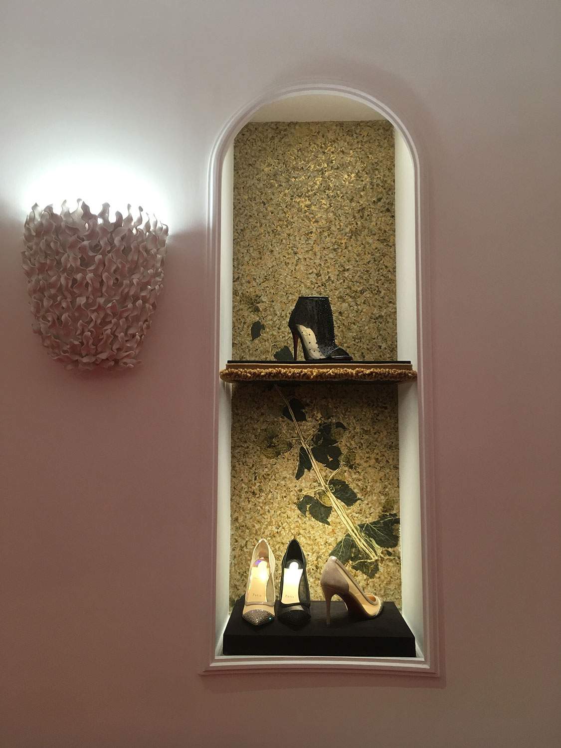 Niche in fibrous plaster for the redesign of the Louboutin women's boutique in Paris
