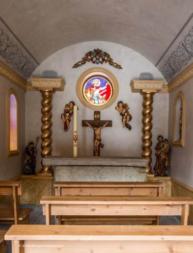 Chapelle du Refuge de la Traye avec frise murale et effet faux marbre sur les soubassement des colonnes par Begon Deco et Rouveure Marquez