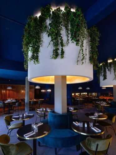 Cylindre avec gorges lumineuses pour la décoration d'un restaurant par Rouveure Marquez