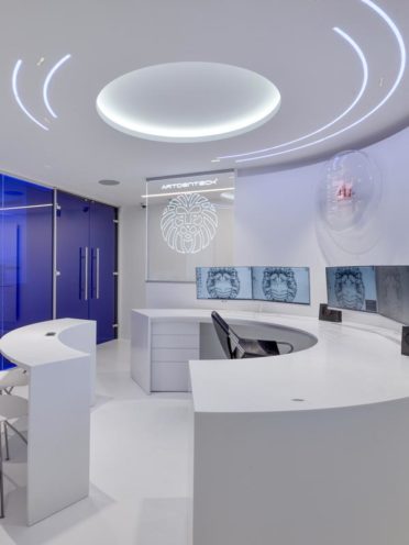 Plafond avec système d'éclairage par leds et système de couleurs dans un laboratoire dentaire par Rouveure Marquez