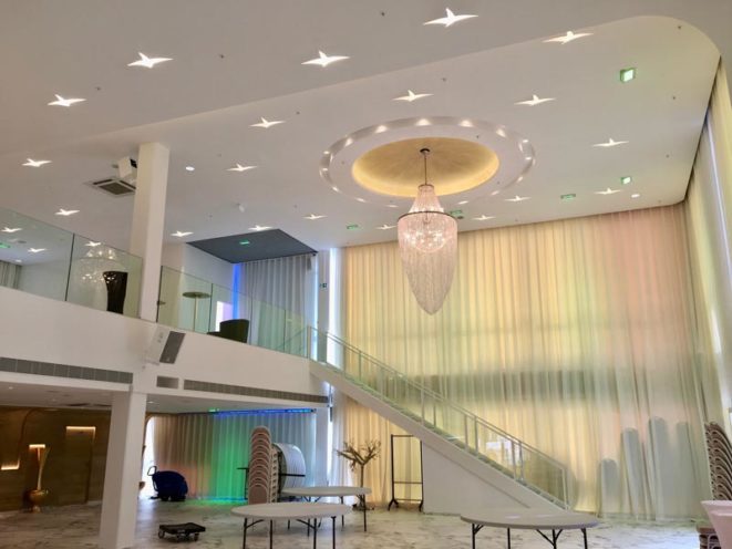 Plafond avec motifs lumineux pour une salle de conférence par Rouveure Marquez