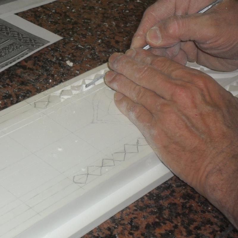 Sculpture d'ornements sur une conchie en staff par Rouveure Marquez