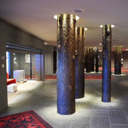 Colonnes en staff imitation tronc d'arbres sculptées par Rouvure Marquez