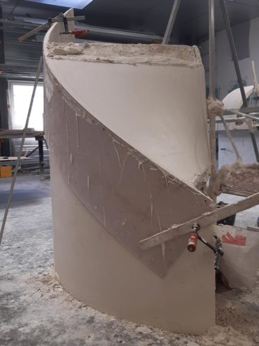 Fabrication d'un escalier colimaçon en staff dans notre atelier