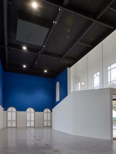 Plafond mono acoustic dans le Musée Allevard à 10 mètres de hauteur par Rouveure Marquez
