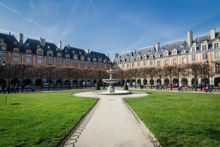 La place des Vosges est la réalisation la plus connue du roi Henri IV, l'architecture des bâtiments est un témoignage de l'architecture de cette époque