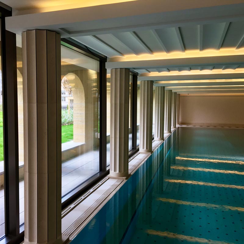 Colonne graphique en staff imitation bois pour l'espace SPA de l'hôtel Villa Maïa à Lyon