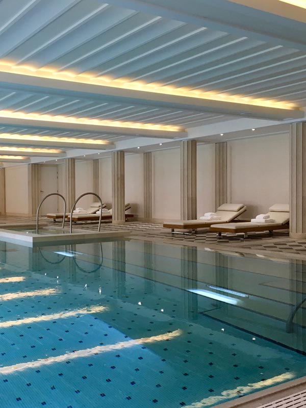 Corniches avec gorges lumineuses dans l'espace spa de l'hôtel de luxe Villa Maïa à Lyon