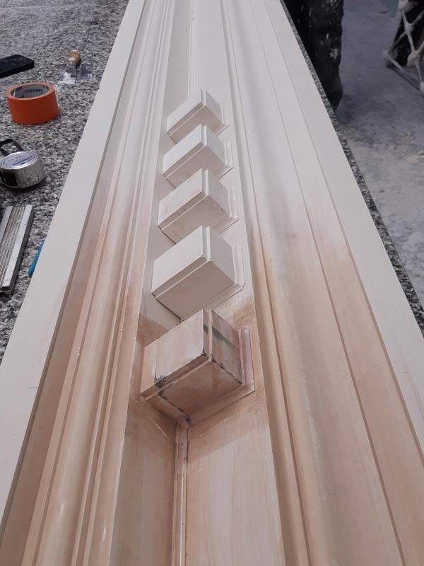 Corniche à modillons fabriquée dans notre atelier par nos staffeurs ornemanistes