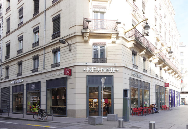 Facade en vieujot de Pret a Manger, chaine de restauration installée place de la République à Lyon