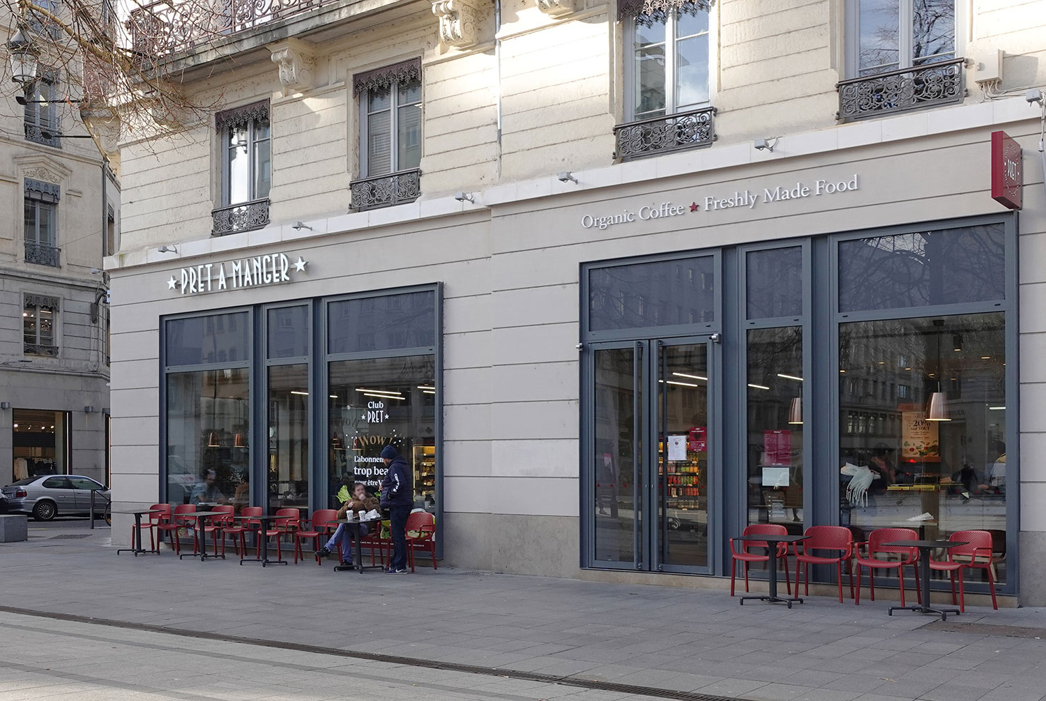 Facade en vieujot de Pret a Manger installée en angle sur la place de la République à Lyon