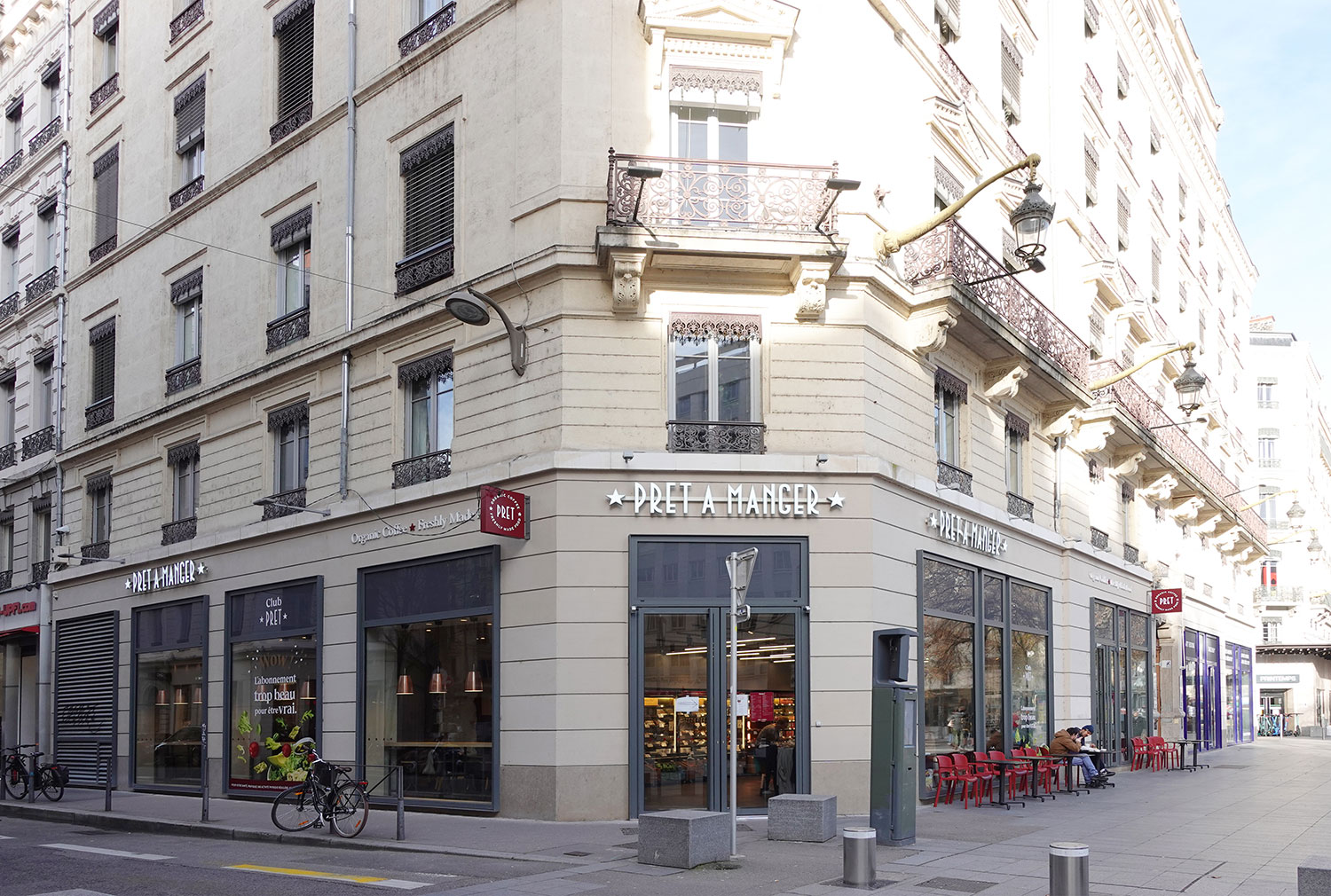Facade en vieujot de Pret a Manger installée en angle sur la place de la République à Lyon